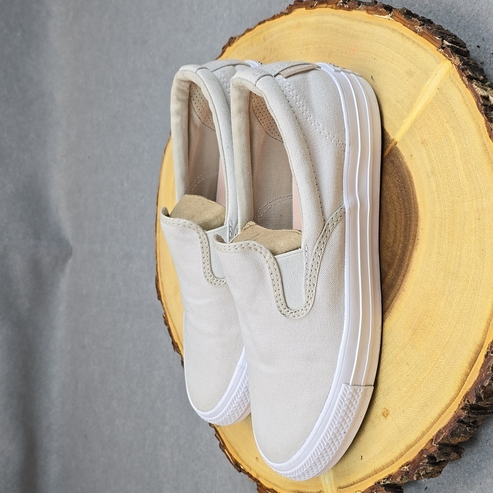 Converse women's size 9 beige. - Picture 3 of 8